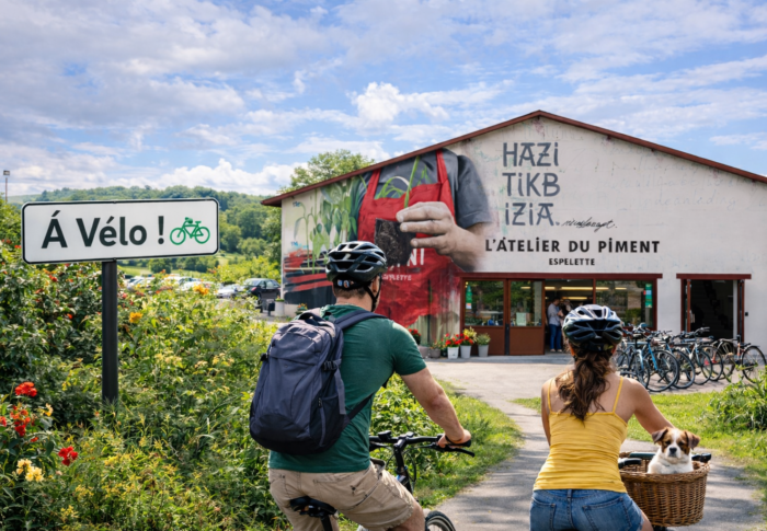 Que faire au Pays Basque sans ma voiture ? Venir à l’Atelier du Piment autrement